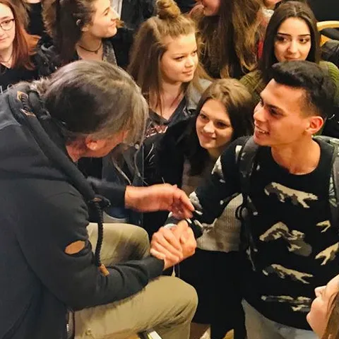 Enrico Comi parla con studente